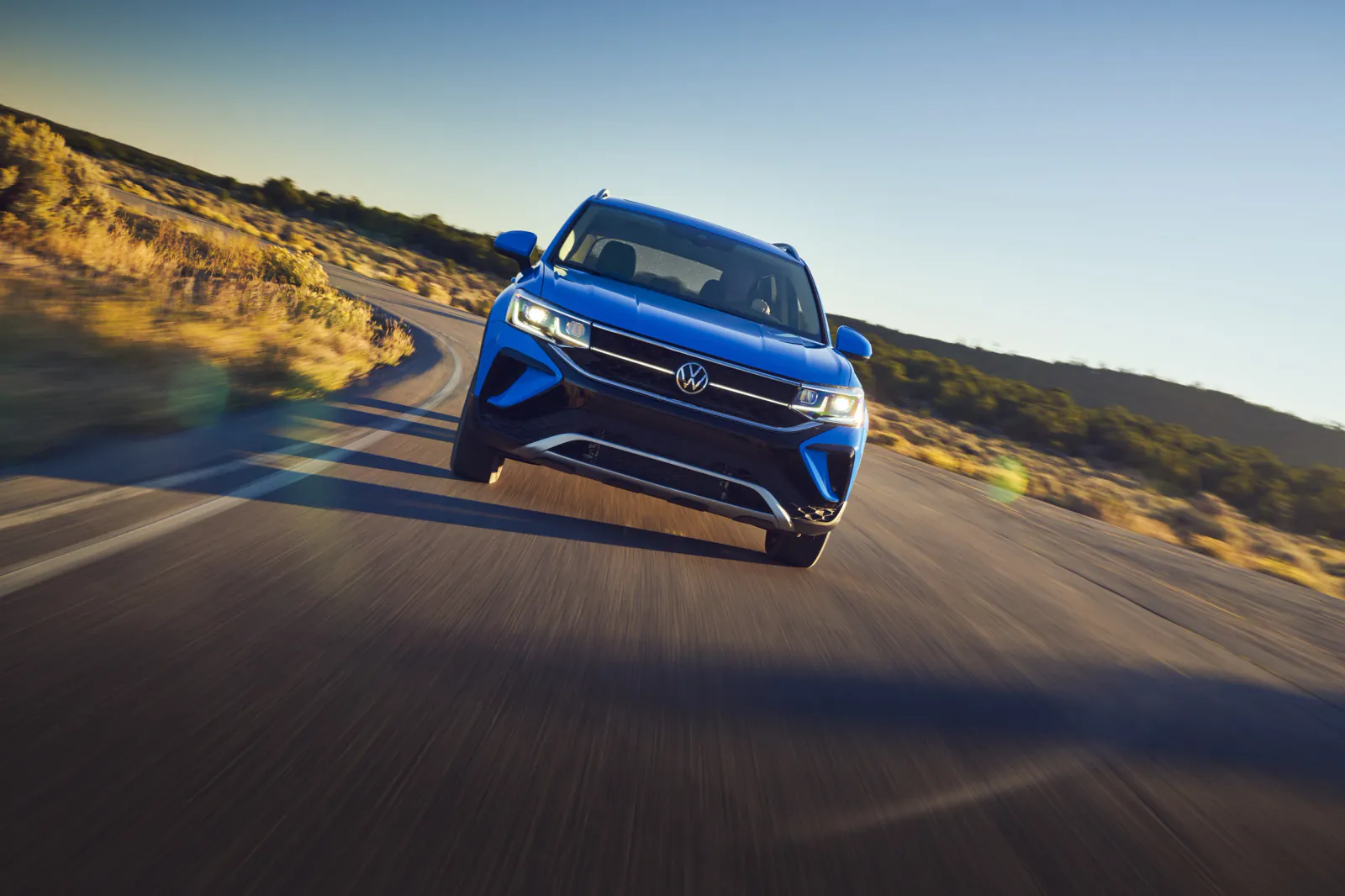 Volkswagen Taos, вид спереди в движении