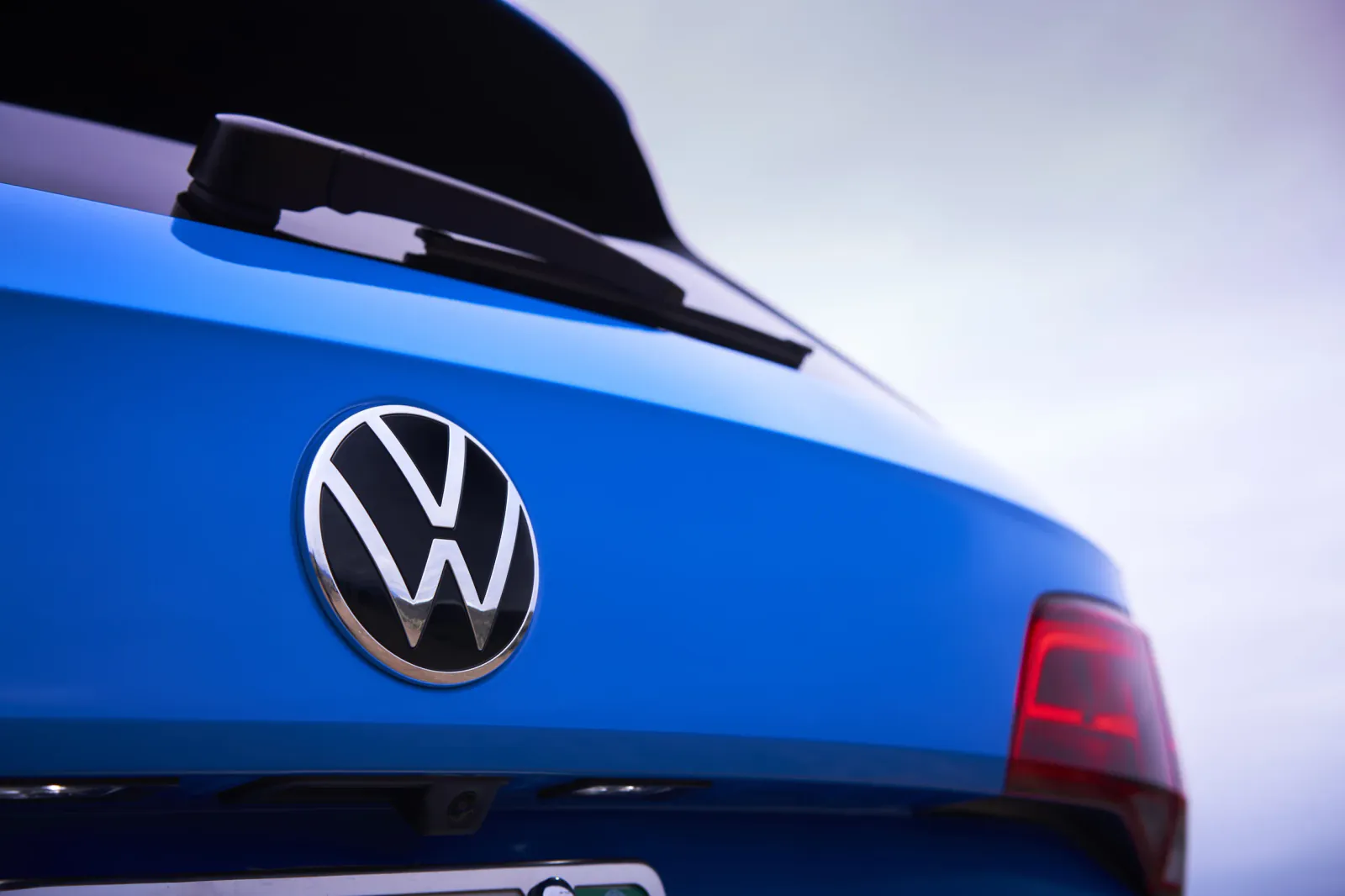 Эмблема на задней двери Volkswagen Taos